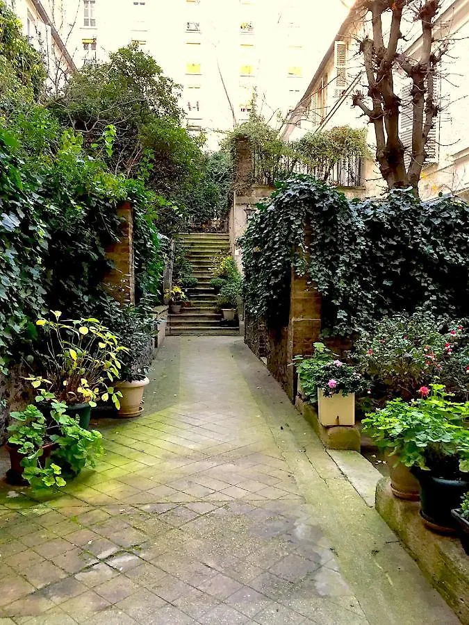 L'appartement Orsel Apartment Paris